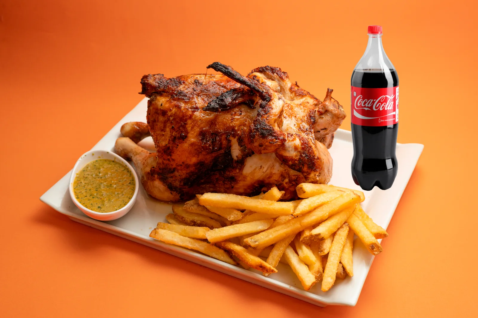 Combo principal con pollo, patatas, salsa y refresco