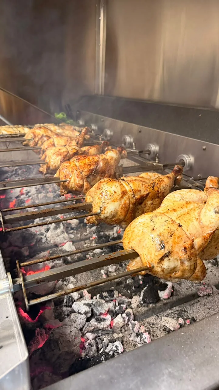 Pollos dorados sobre las brasas